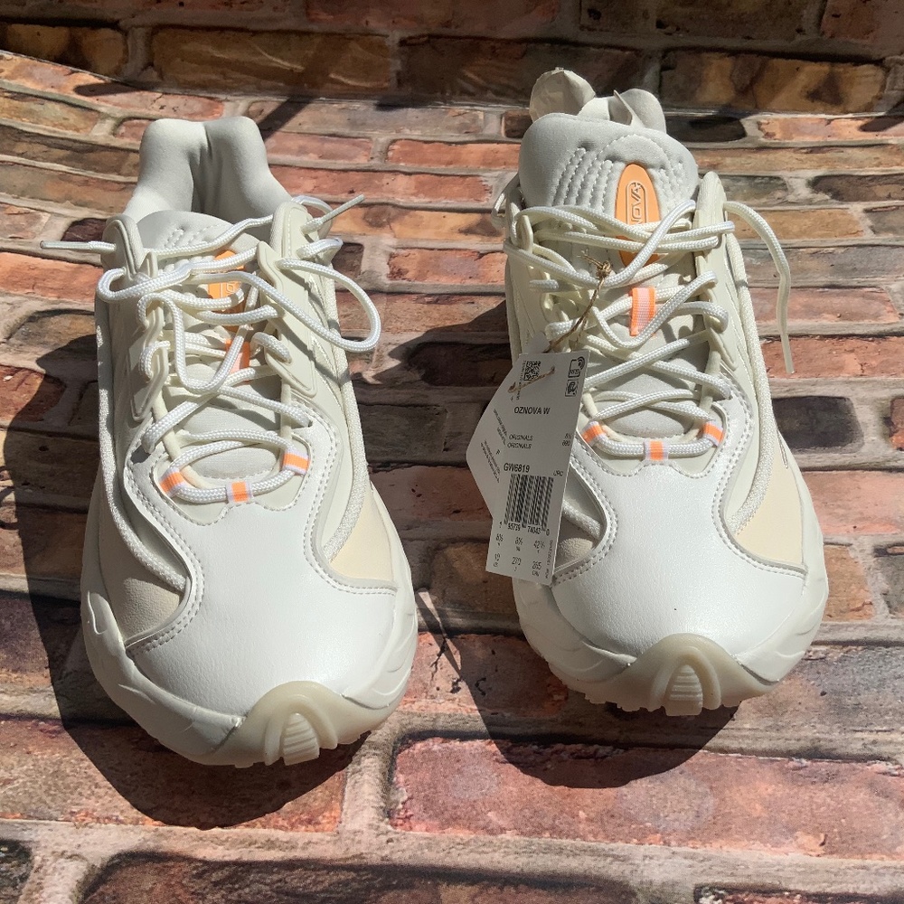 Classic NWT womens oznova adidas sneakers size 10